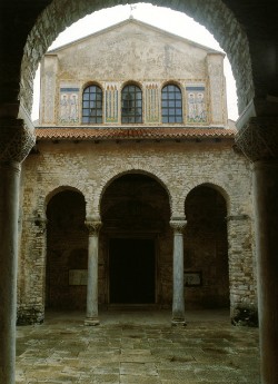 Parenzo, basilica Eufrasiana, facciata esterna occidentale, Santi e Candelabri