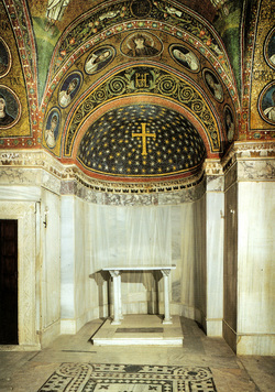 Ravenna, cappella Arcivescovile, catino absidale con croce in cielo stellato e estradosso con monogramma