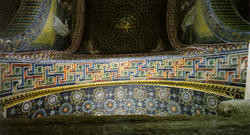 Ravenna, Galla Placidia, sottarco con doppio meandro prospettico