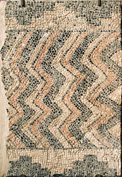 Ravenna, S. Giovanni Evangelista, decorazione geometrica a linee spezzate