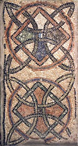 Ravenna, S. Giovanni Evangelista, decorazione geometrica a quadrifogli obliqui